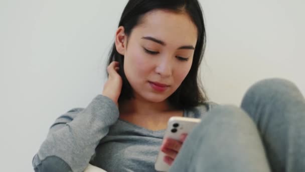 Příjemné Asijské Žena Smskování Telefonu Doma — Stock video