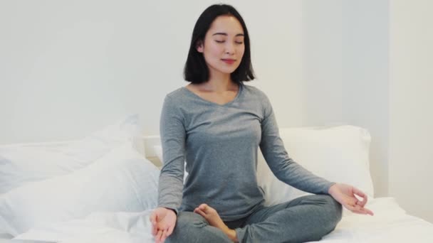 Potěšená Asijská Žena Dělá Meditaci Posteli Doma — Stock video