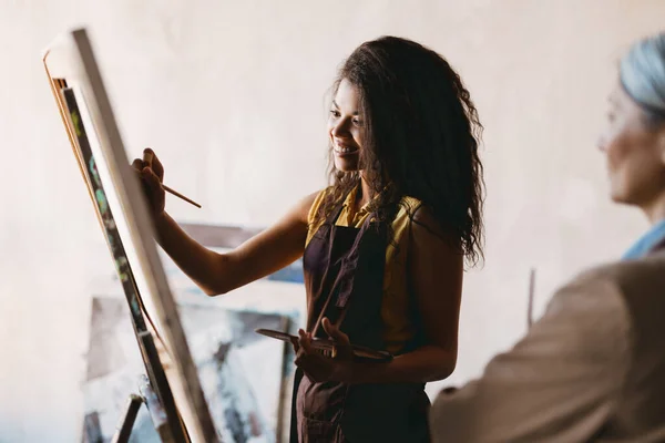 Schwarze Studentin Lächelt Beim Malen Während Des Unterrichts Der Kunstschule — Stockfoto