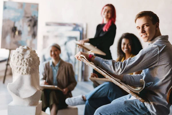 Unga Multiraciala Studenter Ritar Gips Byst Lektionen Konstskola Inomhus — Stockfoto