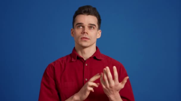 Concentrated Brunet Man Counting Fingers Blue Studio — Stock Video