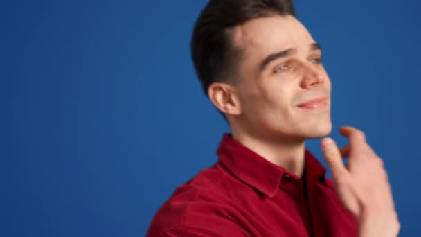 Wajah Pria Bar Tertawa Menutupi Wajahnya Dengan Tangan Studio Biru — Stok Video