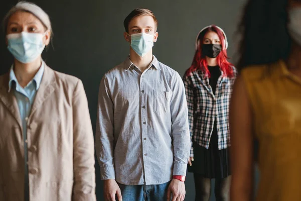 Homem Mulheres Multirraciais Máscara Facial Olhando Para Câmera Isolada Sobre — Fotografia de Stock