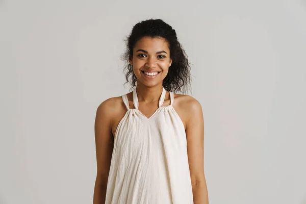 Preto Jovem Mulher Vestido Sorrindo Olhando Para Câmera Isolado Sobre — Fotografia de Stock