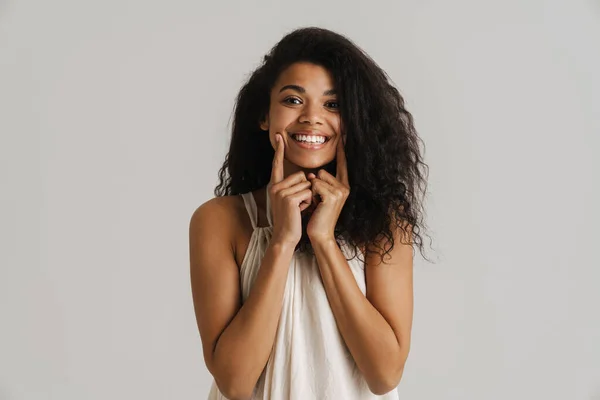 Preto Jovem Mulher Sorrindo Apontando Dedos Para Ela Bochechas Isolado — Fotografia de Stock