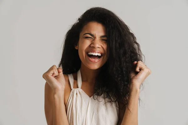 Mujer Joven Negra Gritando Haciendo Gesto Ganador Aislado Sobre Fondo —  Fotos de Stock