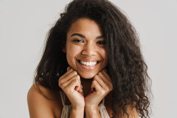 Siyah Elbiseli Genç Kadın Gülümsüyor Beyaz Arka Planda Izole Edilmiş — Stok fotoğraf