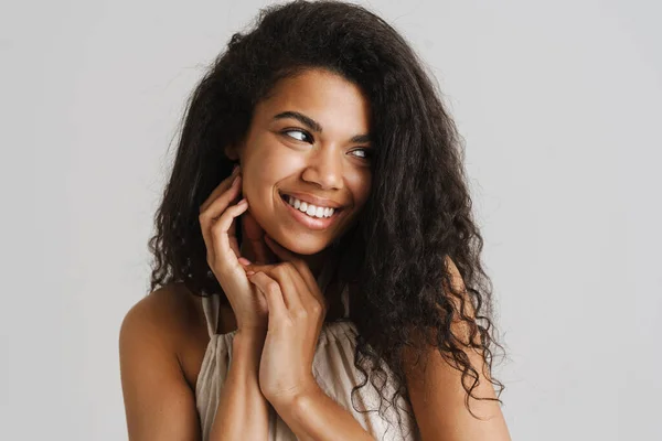 Negro Joven Mujer Vestido Sonriendo Mirando Lado Aislado Sobre Fondo —  Fotos de Stock