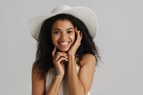 戴帽子的年轻黑人女人笑着看着被白色背景隔离的相机 — 图库照片