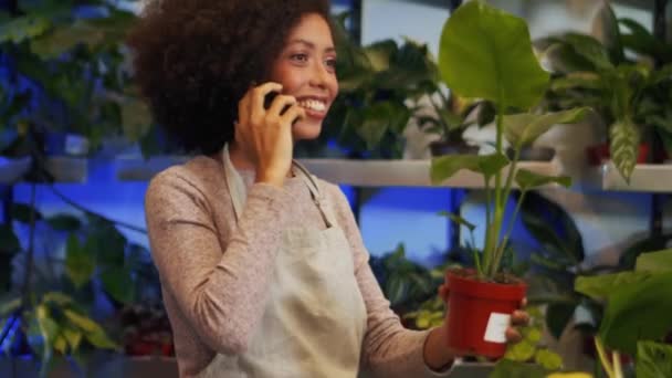 Sorrindo Mulher Africana Florista Falando Por Telefone Dentro Casa — Vídeo de Stock