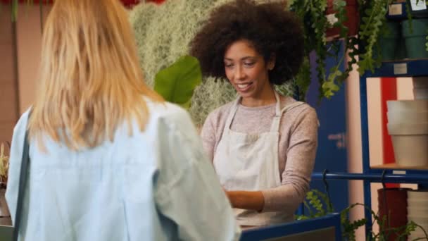 Pozitif Afrikalı Kadın Çiçekçi Içeride Müşterilerle Konuşuyor — Stok video