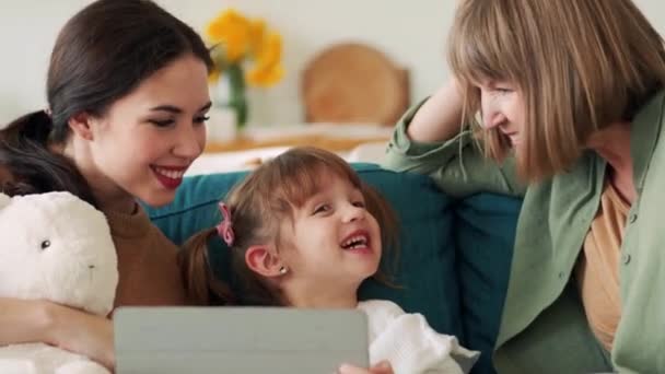 Família Positiva Assistindo Algo Tablet Sofá — Vídeo de Stock