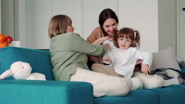 Ευτυχισμένη Οικογένεια Που Παίζει Και Κάθεται Στον Καναπέ — Αρχείο Βίντεο