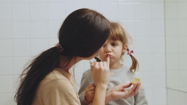Ibu Ceria Mengoleskan Balsem Bibir Pada Bibir Putri Kamar Mandi — Stok Video