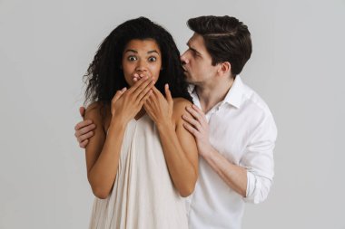 Avrupalı traşsız adam şok olmuş kız arkadaşına sarılıyor beyaz arka planda izole edilmiş.