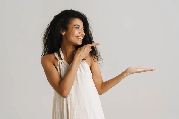 Sorrindo Jovem Mulher Africana Desgaste Casual Sobre Fundo Cinza Isolado — Fotografia de Stock