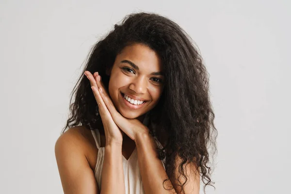 Mujer Joven Negra Vestido Sonriendo Mirando Cámara Aislada Sobre Fondo —  Fotos de Stock