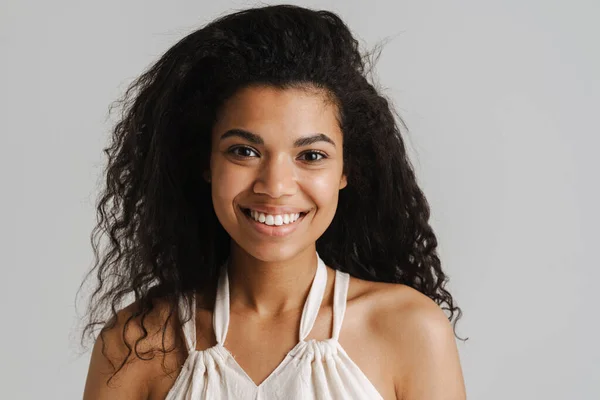 Siyah Elbiseli Genç Kadın Gülümsüyor Beyaz Arka Planda Izole Edilmiş — Stok fotoğraf