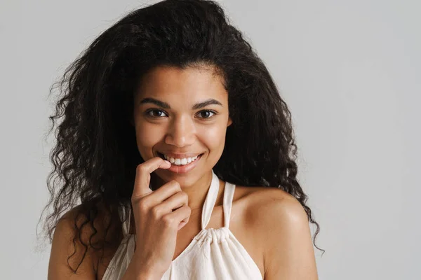 Mujer Joven Negra Vestido Sonriendo Mirando Cámara Aislada Sobre Fondo —  Fotos de Stock