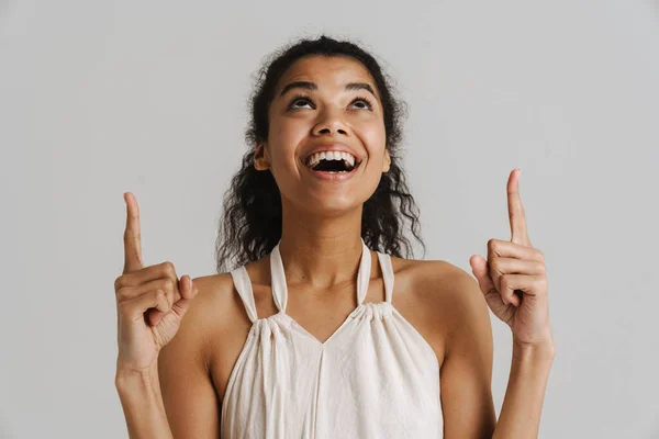 Nero Giovane Donna Abito Sorridente Indicando Dita Verso Alto Isolato — Foto Stock