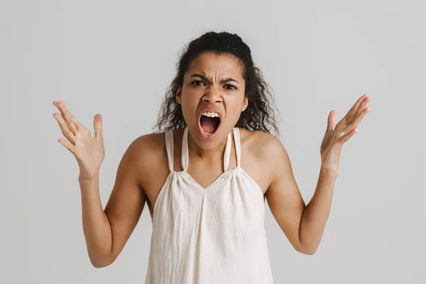 Mujer Joven Negra Gritando Cámara Con Las Manos Arriba Aisladas — Foto de Stock