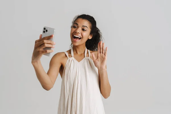 Mujer Joven Negra Haciendo Gestos Mientras Toma Selfie Teléfono Celular —  Fotos de Stock