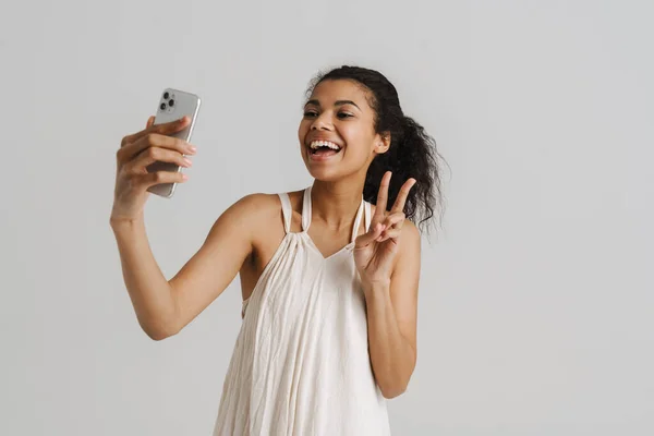 Mujer Joven Negra Haciendo Gestos Mientras Toma Selfie Teléfono Celular —  Fotos de Stock