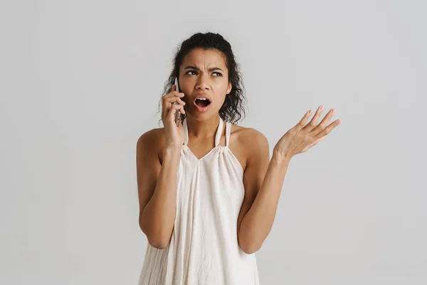Mujer Joven Negro Gesto Hablar Teléfono Móvil Aislado Sobre Fondo — Foto de Stock