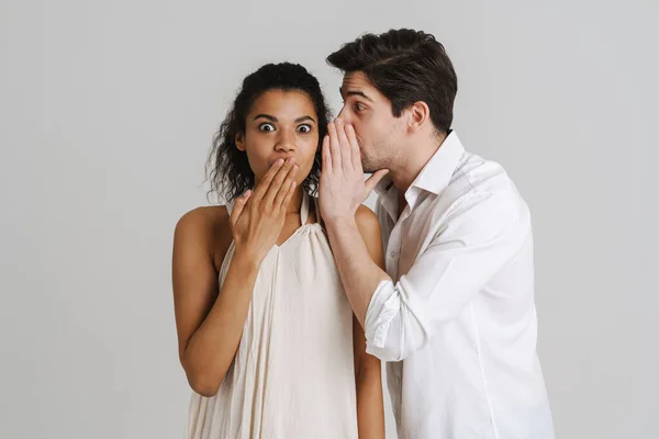 Chocado Jovem Multiétnico Casal Casual Desgaste Juntos Isolado Sobre Cinza — Fotografia de Stock