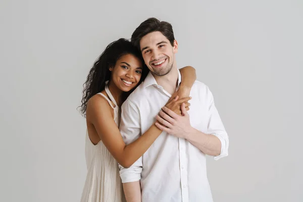 Joven Pareja Multirracial Abrazando Sonriendo Cámara Aislada Sobre Fondo Blanco —  Fotos de Stock