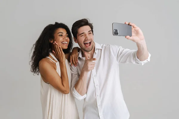 Multiracial Hombre Mujer Guiñando Ojo Mientras Toma Selfie Teléfono Celular — Foto de Stock