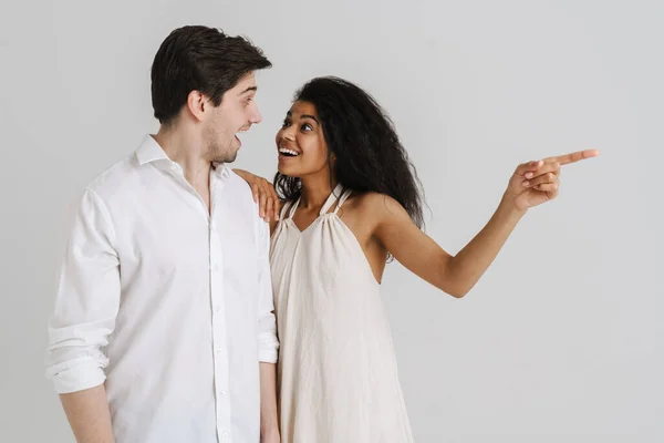 Jeune Couple Multiracial Étreignant Pointant Doigt Isolé Sur Fond Blanc — Photo