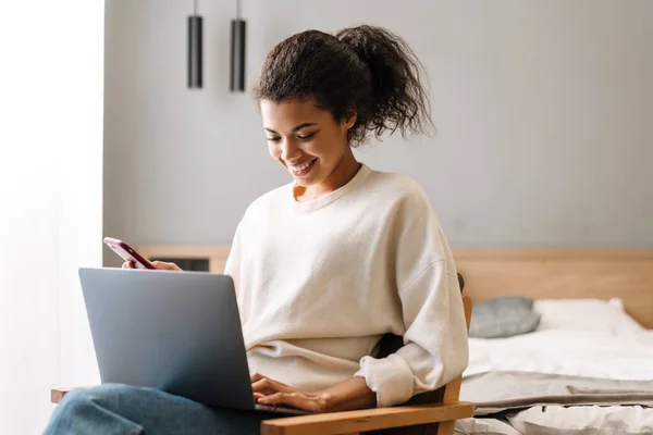 Lachende Jonge Afrikaanse Vrouw Met Behulp Van Laptop Computer Terwijl — Stockfoto