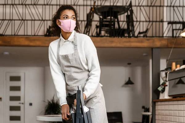 Junge Schwarze Kellnerin Mit Mundschutz Und Schürze Bei Der Arbeit — Stockfoto