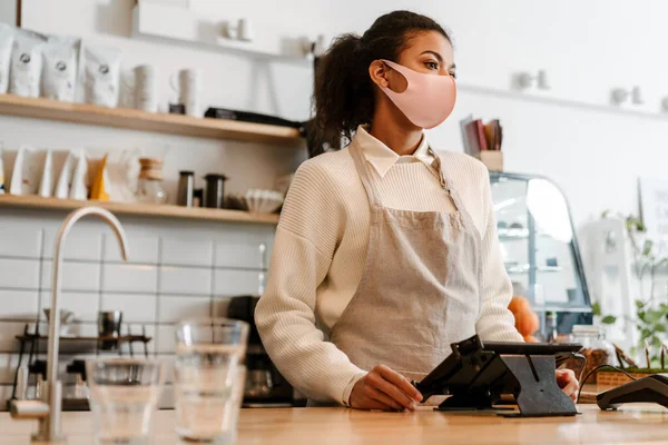 Ung Svart Servitris Ansiktsmask Som Arbetar Med Kassan Caféet Inomhus — Stockfoto