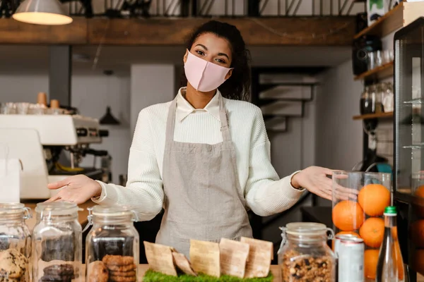 Femme Noire Barista Masque Facial Montrant Son Comptoir Café Intérieur — Photo