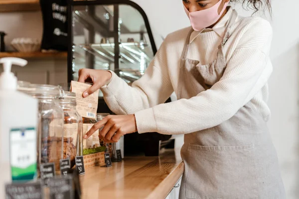 Femme Noire Barista Masque Facial Travaillant Comptoir Café Intérieur — Photo