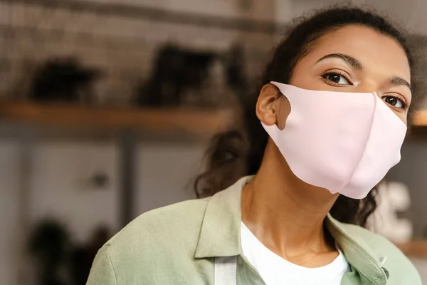 Jovem Garçonete Preta Usando Máscara Facial Trabalhando Café Dentro Casa — Fotografia de Stock