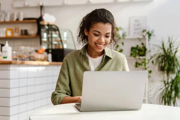 Junge Schwarze Frau Arbeitet Mit Laptop Während Sie Café Drinnen — Stockfoto