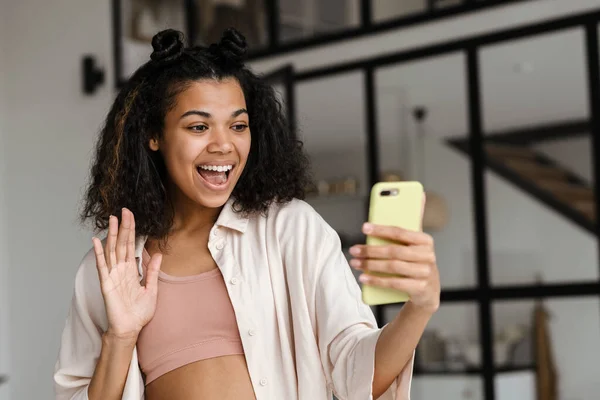 Musta Nuori Nainen Elehtii Ottaessaan Selfie Matkapuhelimeen Kotona — kuvapankkivalokuva