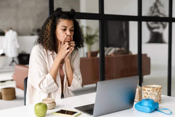 Black Young Woman Doing Facial Massage While Using Laptop Home — Stock Photo, Image