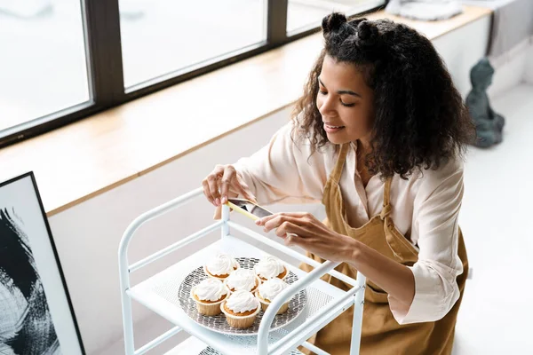 Jeune Femme Noire Tablier Prenant Des Photos Ses Muffins Maison — Photo