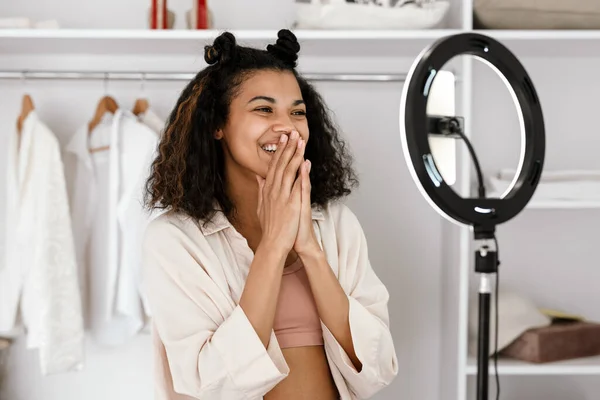 Czarna Młoda Kobieta Gestykuluje Podczas Robienia Selfie Komórce Garderobie — Zdjęcie stockowe