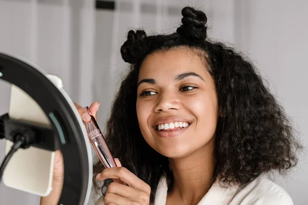 Mujer Negra Haciendo Maquillaje Mientras Toma Imágenes Selfies Teléfono Celular — Foto de Stock
