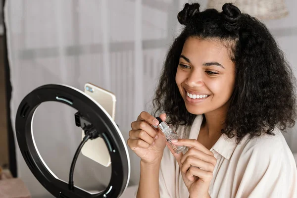 Mujer Negra Mostrando Productos Belleza Mientras Toma Imágenes Selfies Teléfono — Foto de Stock
