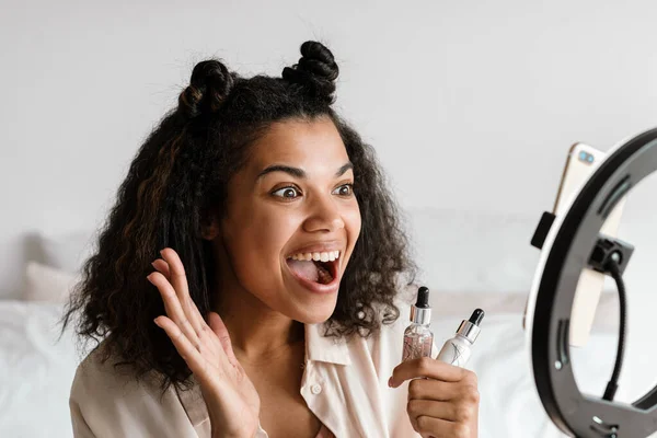 Mujer Negra Mostrando Productos Belleza Mientras Toma Imágenes Selfies Teléfono — Foto de Stock