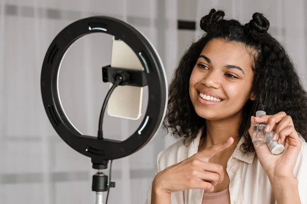 Mujer Negra Mostrando Esmalte Uñas Mientras Toma Imágenes Selfies Teléfono — Foto de Stock