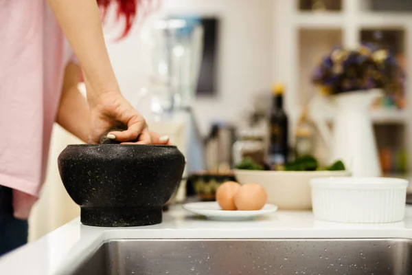 Mortero Especias Mujer Negra Mientras Cocina Cocina Casa — Foto de Stock