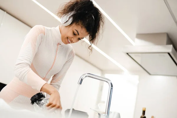 Wanita Hitam Dengan Headphone Mencuci Blander Dan Tersenyum Dapur Rumah — Stok Foto