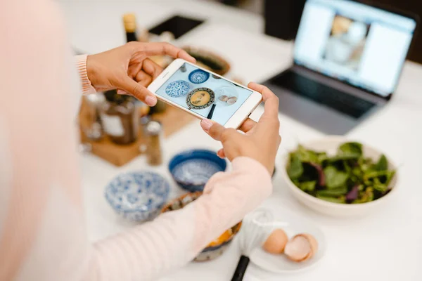 Чорна Жінка Фотографує Мобільний Телефон Під Час Приготування Їжі Кухні — стокове фото